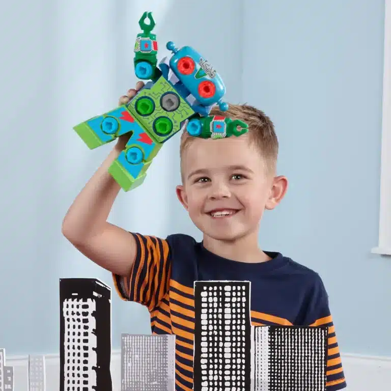 Niño jugando con el robot Design drill, clave para el desarrollo de los niños